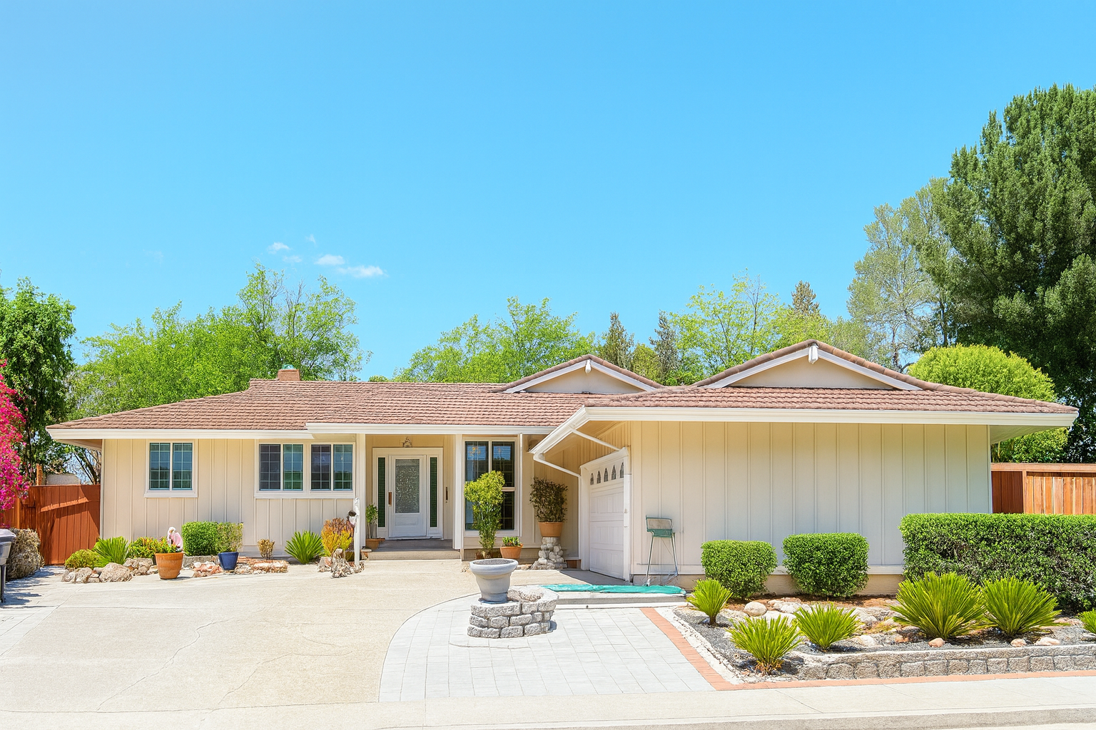 Front exterior of Sunnies Guest Home